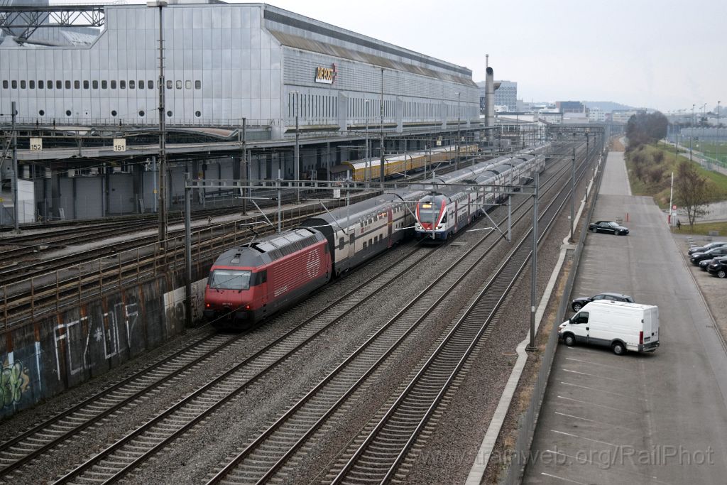 4292-0011-201216.jpg - SBB-CFF Re 460.112-6 "Thurtal" + RABe 511.012 / Zürich-Mülligen (Hermetschloobrücke) 20.12.2016