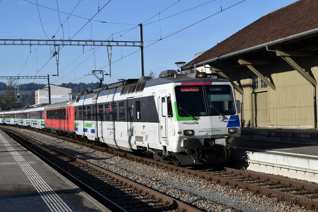 4298-0009-231216.jpg - SOB RBDe 561.084-5 / Uznach 23.12.2016