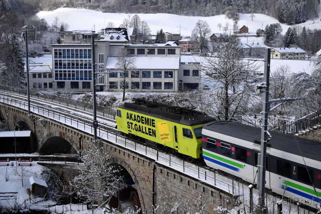 4308-0004-030117.jpg - SOB Re 446.018-4 "Akademie St.Gallen" / Lichtensteig (Untertor) 3.1.2017