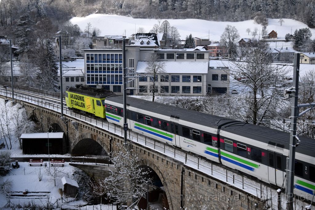 4308-0009-030117.jpg - SOB Re 446.018-4 "Akademie St.Gallen" / Lichtensteig (Untertor) 3.1.2017
