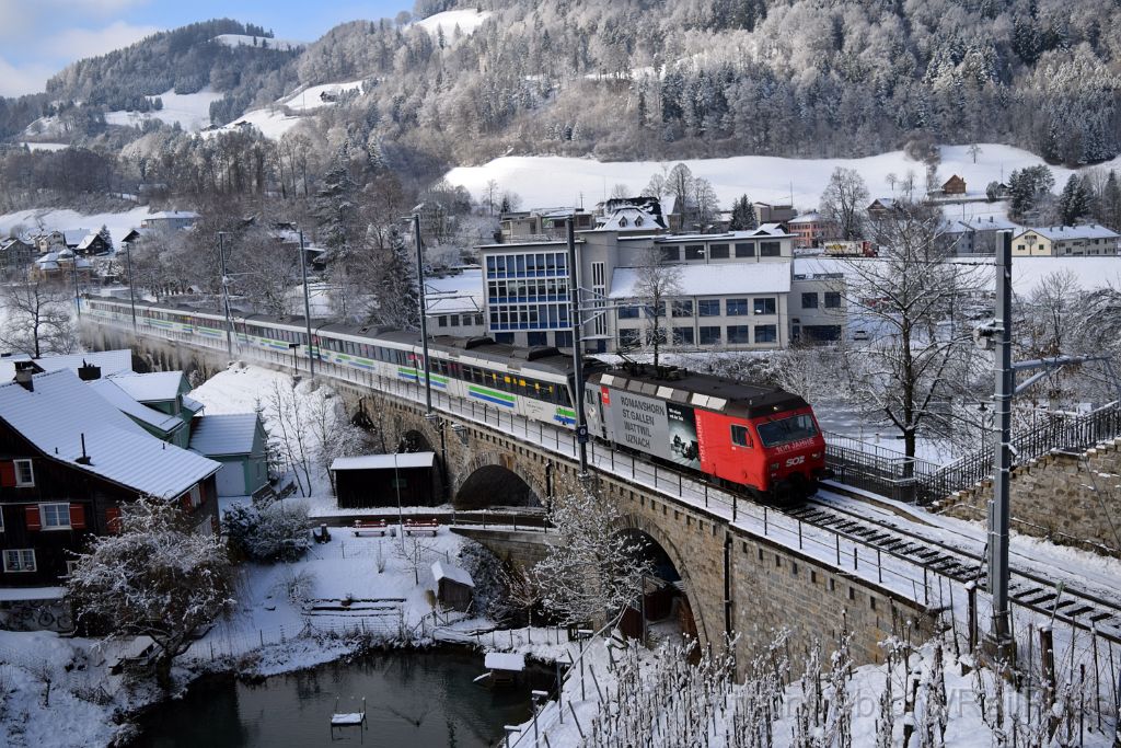 4308-0026-030117.jpg - SOB Re 456.095-9 "Degersheim" + Re 456.096-7 "Wattwil" / Lichtensteig (Untertor) 3.1.2017