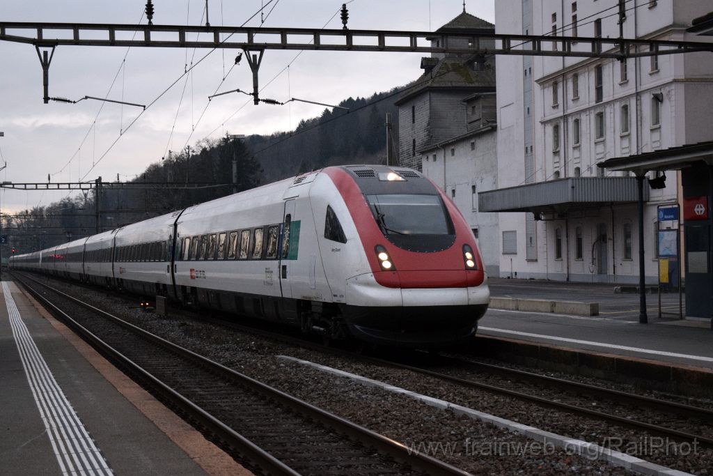 4312-0012-040117.jpg - SBB-CFF RABDe 500.027 "Henry Dunant" + RABDe 500.030-2 "Louis Chevrolet" / Cossonay-Penthalaz 4.1.2017