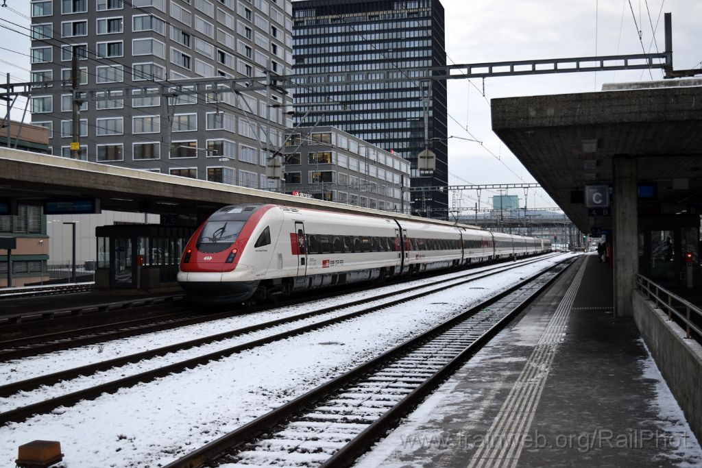 4315-0009-050117.jpg - SBB-CFF RABDe 500.032 "Henri Dufaux" + RABDe 500.015 "Jean-Jacques Rousseau" / Zürich-Altstetten 5.1.2017