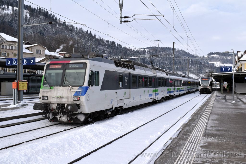 4330-0027-070117.jpg - SOB RBDe 561.081-1 + Thurbo RABe 526.790-1 / Wattwil 7.1.2017