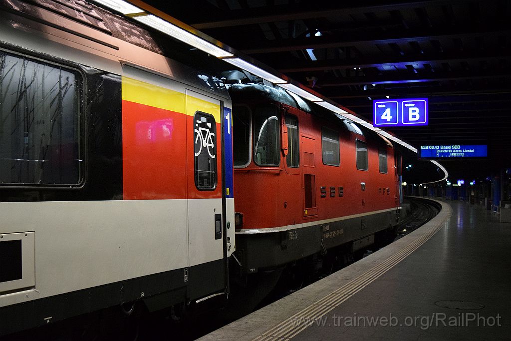 4332-0012-080117.jpg - SBB-CFF Re 4/4" 11121 / Zürich-Flughafen 8.1.2017