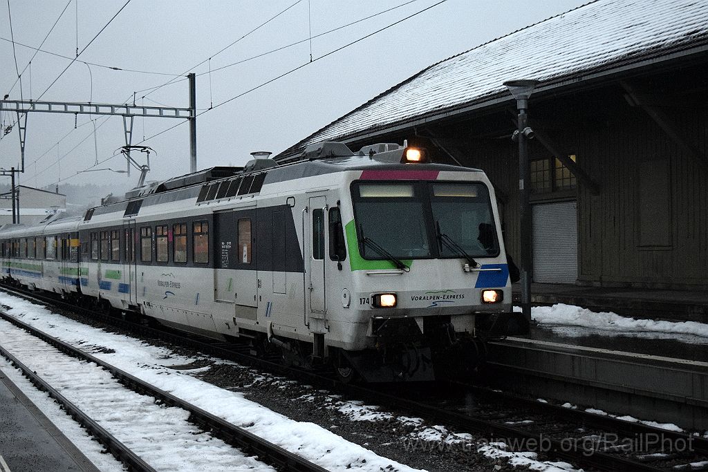 4348-0039-010217.jpg - SOB RBDe 561.174-4 / Uznach 1.2.2017