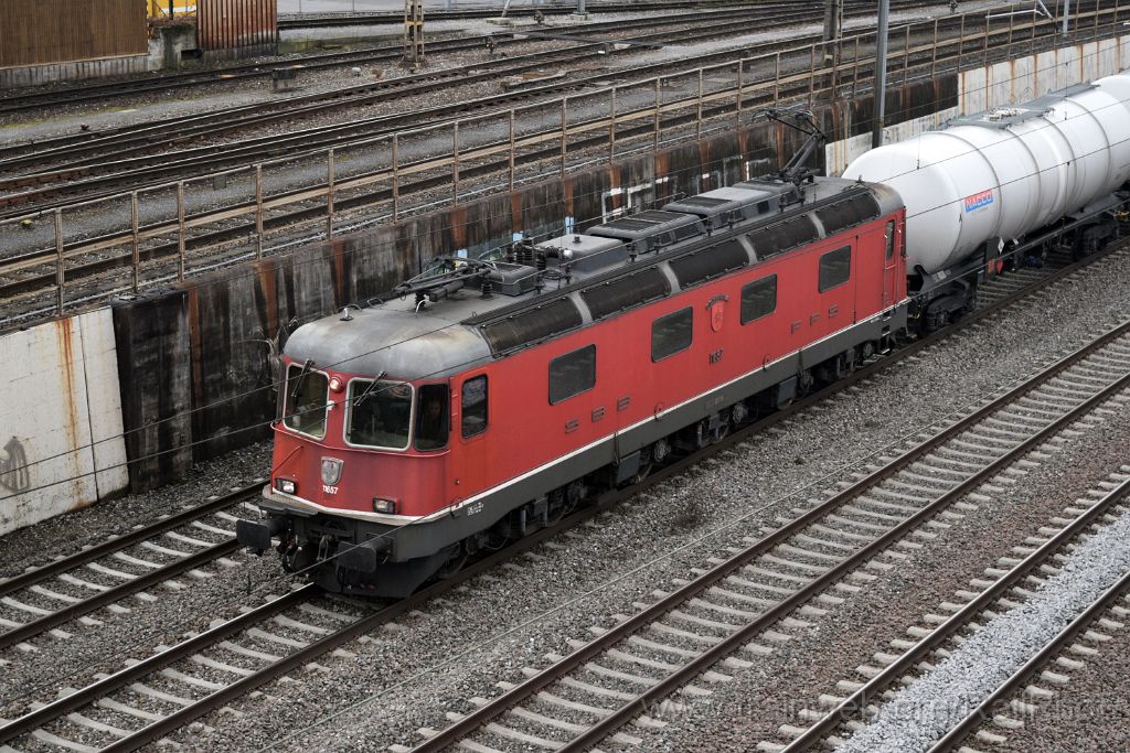 4350-0046-020217.jpg - SBB-CFF Re 6/6 11657 "Estavayer-le-Lac" / Zürich-Mülligen (Hermetschloobrücke) 2.2.2017