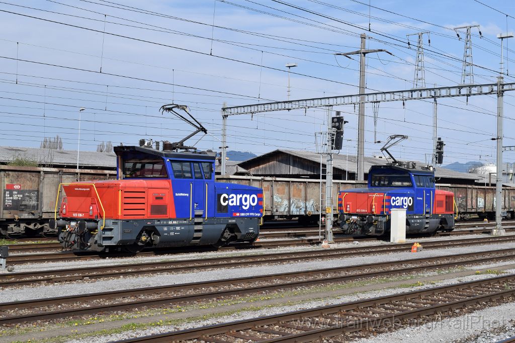4395-0023-010417.jpg - SBB-CFF Eem 923.008-7 "Schäflisberg" + Eem 923.028-5 "Geissberg" / St.Margrethen 1.4.2017