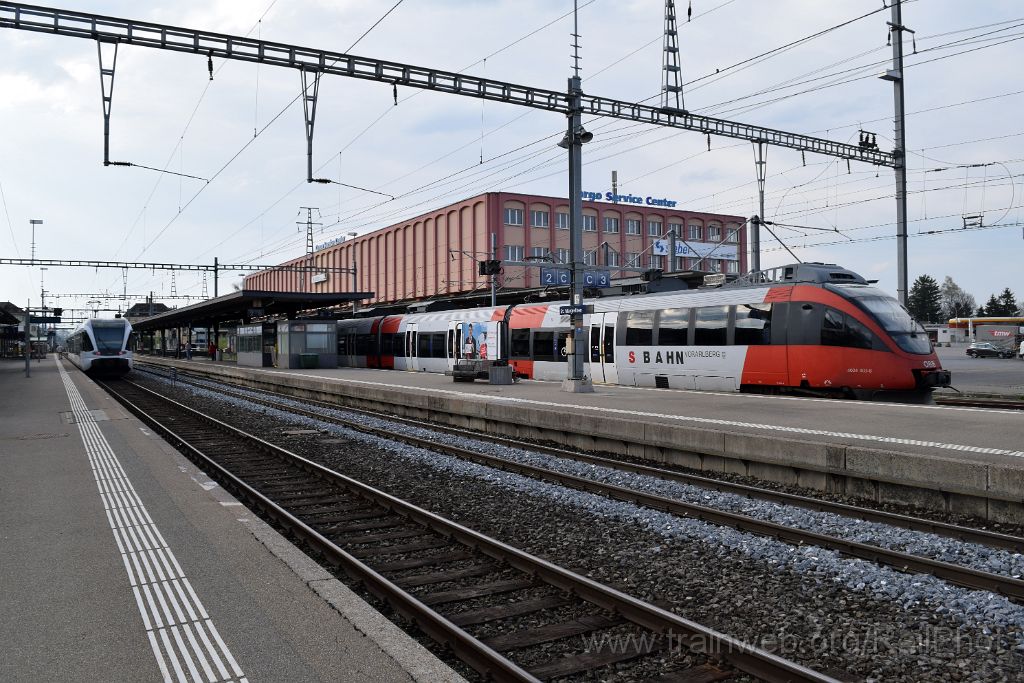 4398-0012-010417.jpg - Thurbo RABe 526.773-7 "Thurgau-Bodensee.ch" + ÖBB 4024.003-8 "Klostertal" / St.Margrethen 1.4.2017