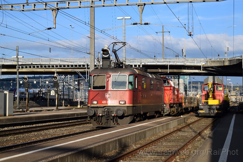4437-0048-090517.jpg - SBB-CFF Re 4/4" 11296 + Am 843.019-1 + Tm 234.129-5 / Zürich-Altstetten 9.5.2017
