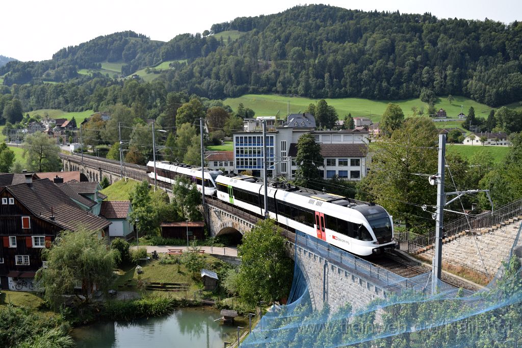 4661-0038-080917.jpg - Thurbo RABe 526.724-0 "Conny-Land" + RABe 526.748-9 "Elsau" / Lichtensteig 8.9.2017