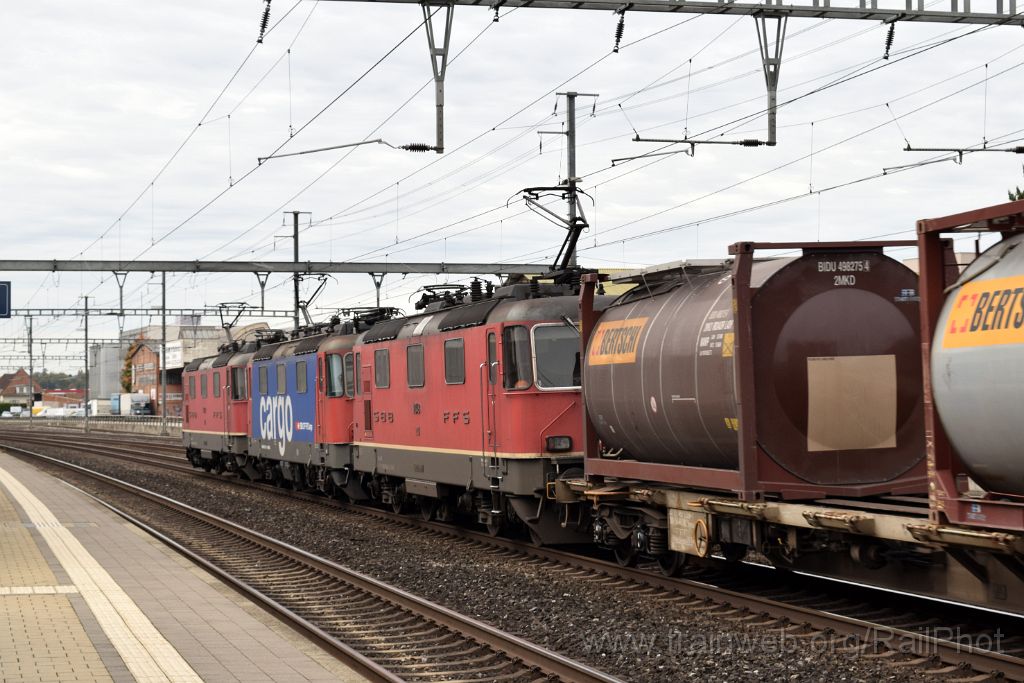 4678-0032-041017.jpg - SBB-CFF Re 4/4" 11332 + Re 421.372-4 + Re 4/4" 11348 / Rothrist 4.10.2017