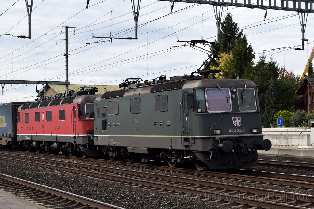 4682-0032-041017.jpg - SBB-CFF Re 4/4" 11330 + SBB-CFF Re 6/6 11667 "Bodio" / Rothrist 4.10.2017