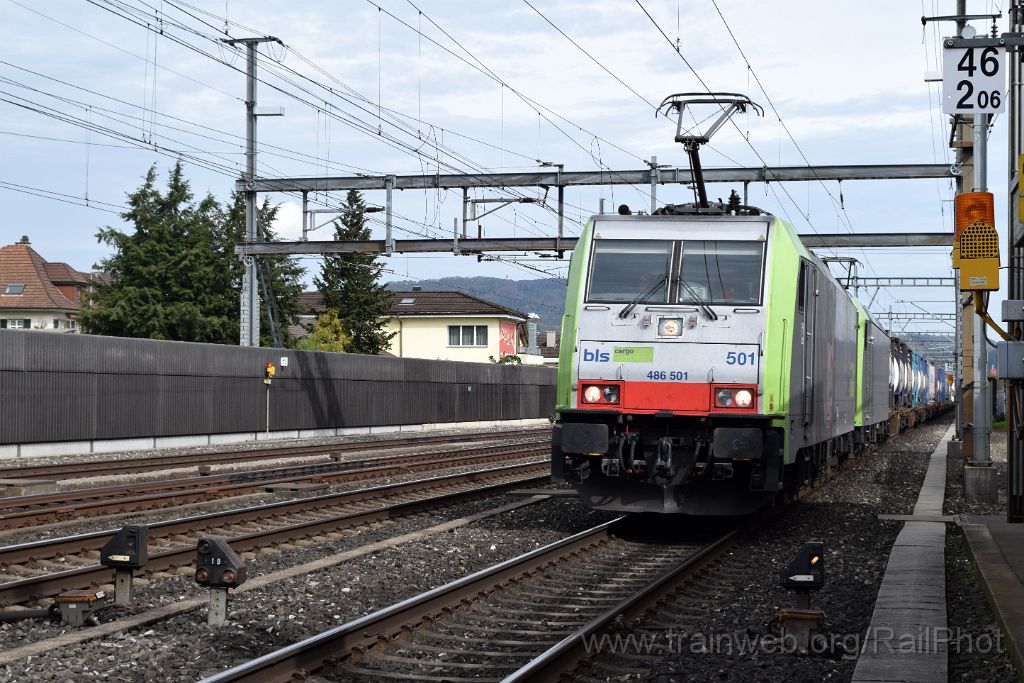 4686-0003-041017.jpg - BLS Re 486.501-0 + Re 485.012-9 / Rothrist 4.10.2017