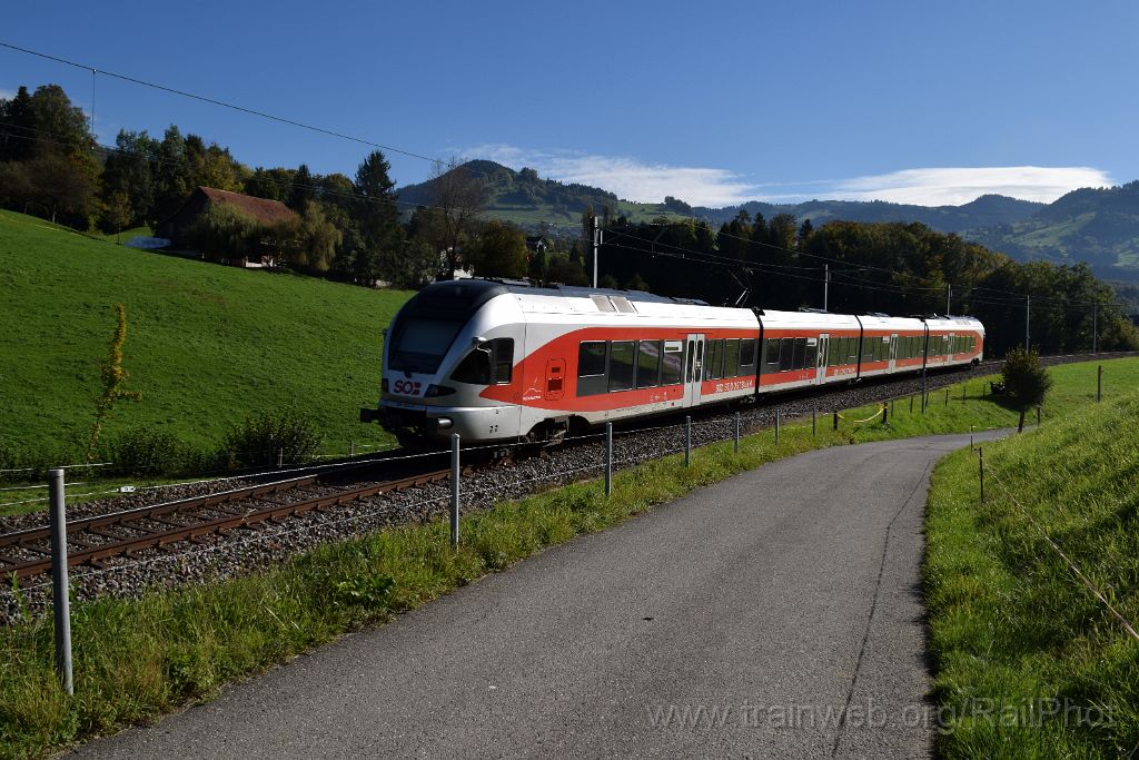 4689-0003-051017.jpg - SOB RABe 526.055-9 "Mürtschenstock" / Kaltbrunn (Hofstrasse) 5.10.2017