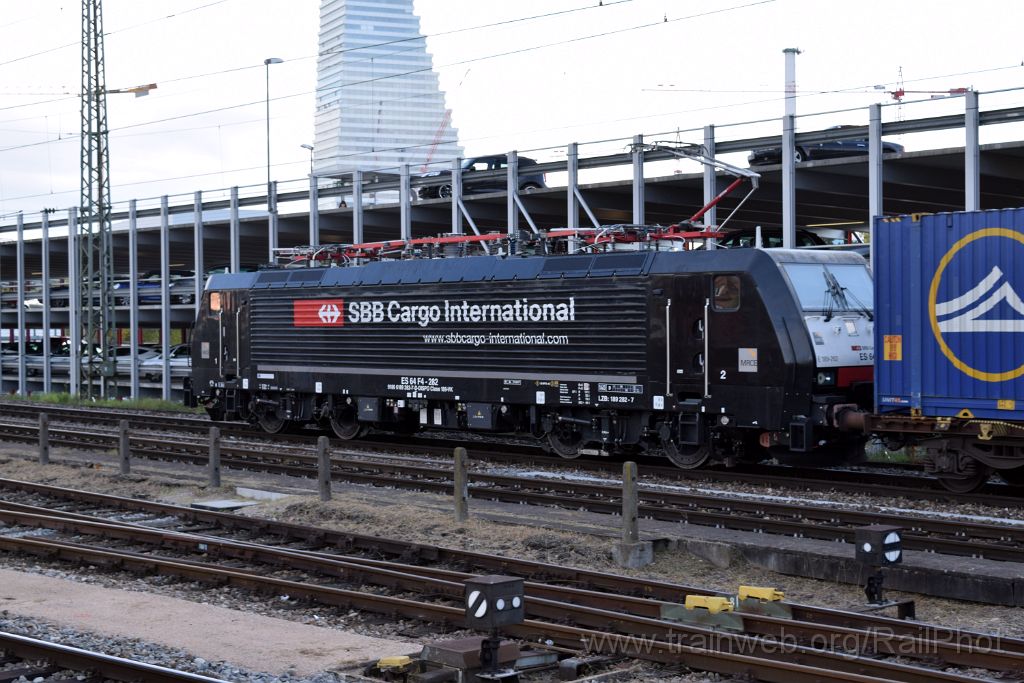 4718-0008-121017.jpg - MRCE ES 64 F4-282 / Basel Badische Bahnhof 12.10.2017
