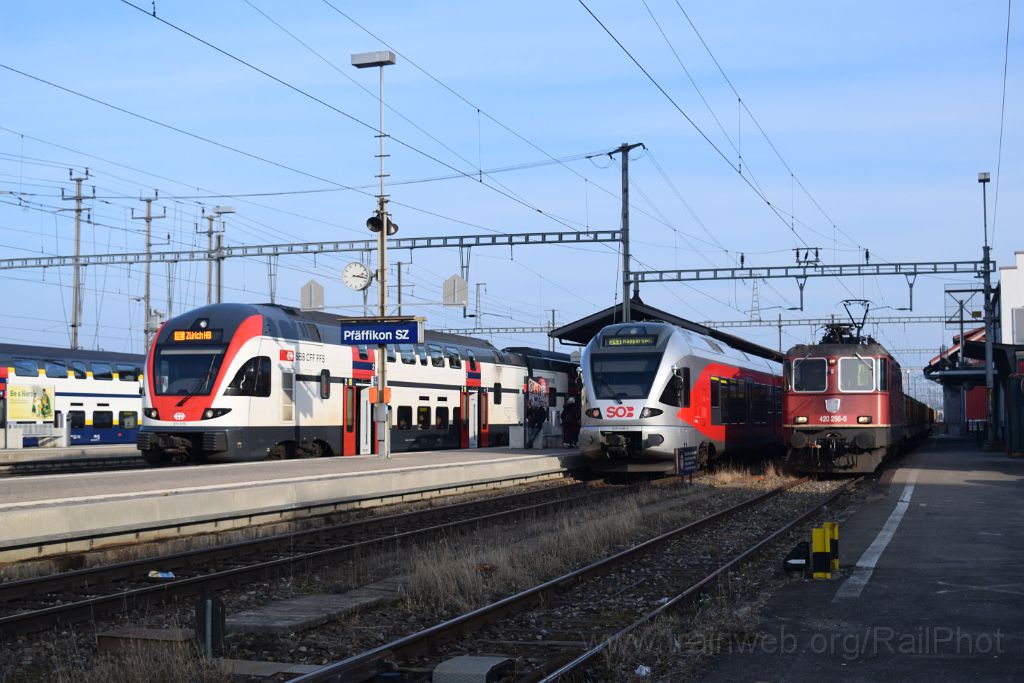 4840-0005-060218.jpg - SOB RABe 526.048-4 "Kronberg" + SBB-CFF Re 4/4" 11256 (Re 420.256-0) + RABe 511.015 / Pfäffikon SZ 6.2.2018