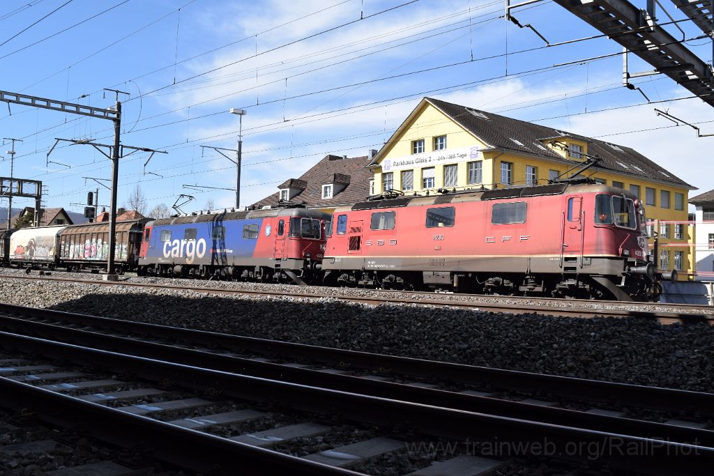 4896-0009-120418.jpg - SBB-CFF Re 4/4" 11233 (Re 420.233-9) + Re 620.047-1 "Bex" / Lenzburg 12.4.2018