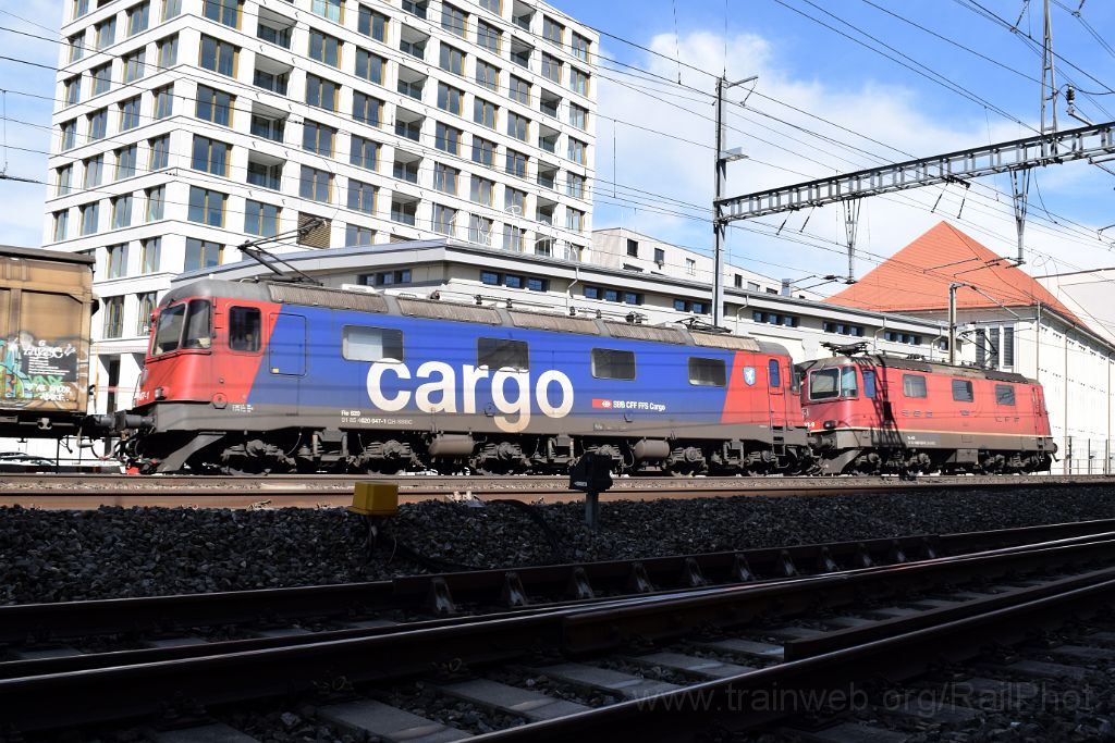 4896-0016-120418.jpg - SBB-CFF Re 4/4" 11233 (Re 420.233-9) + Re 620.047-1 "Bex" / Lenzburg 12.4.2018