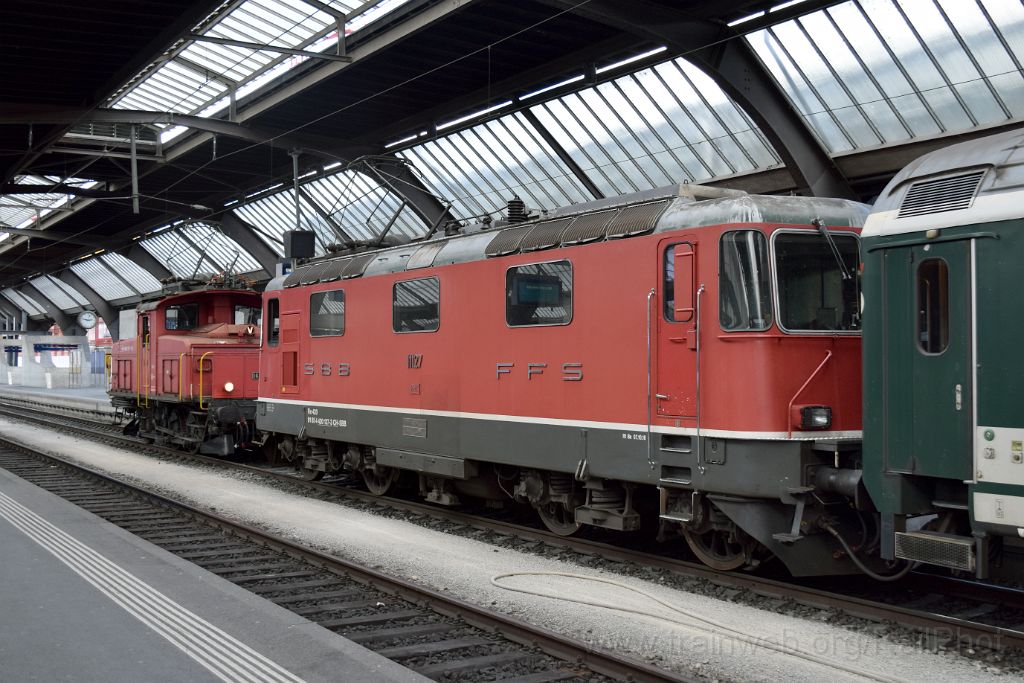 4917-0011-130418.jpg - SBB-CFF Ee 3/3 16410 + Re 4/4" 11127 (Re 420.127-3) / Zürich HB 13.4.2018