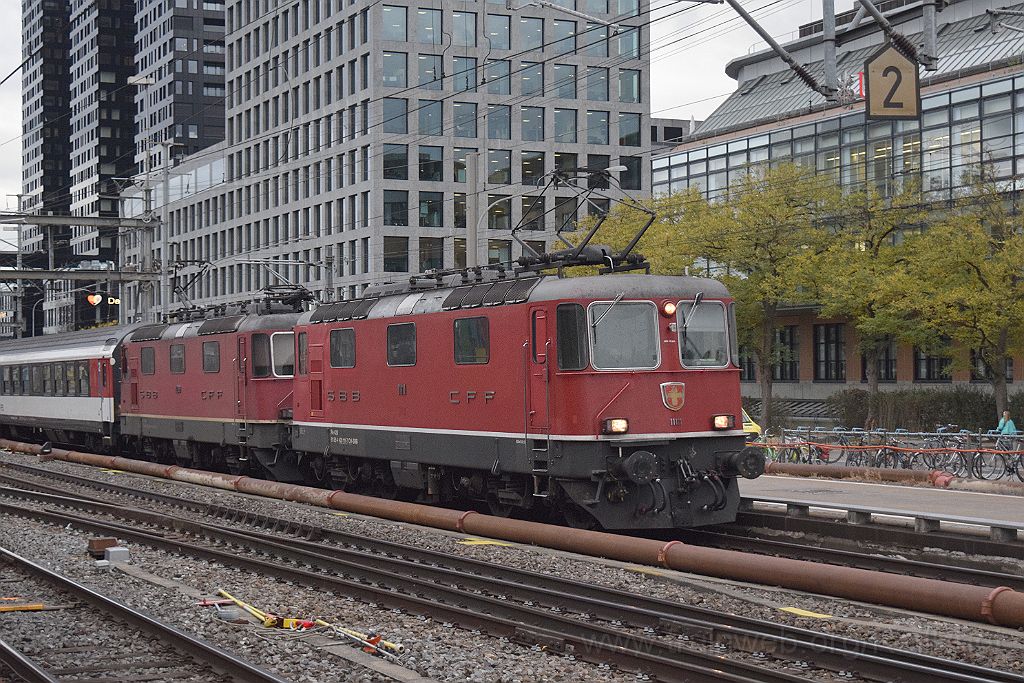 5181-0025-241018.jpg - SBB-CFF Re 4/4" 11111 (Re 420.111-7) + Re 4/4" 11299 (Re 420.299-0) / Zürich-Altstetten 24.10.2018