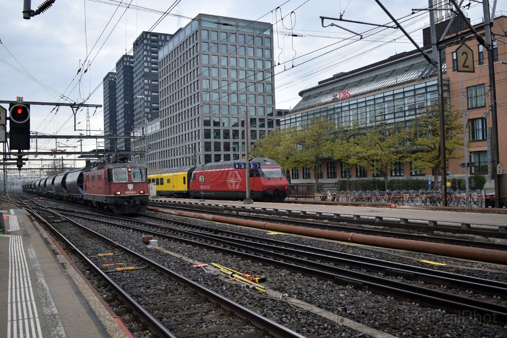 5190-0033-061118.jpg - SBB-CFF Re 460.034-2 "Aare" + Re 4/4" 11240 (Re 420.240-4) / Zürich-Altstetten 6.11.2018