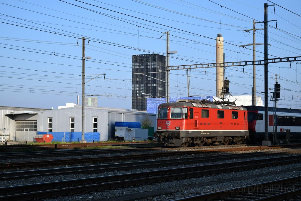 5209-0043-171118.jpg - SBB-CFF Re 4/4" 11136 (Re 420.136-4) + Bt (IC) 50 85 28-94 930-0 / Pratteln 17.11.2018