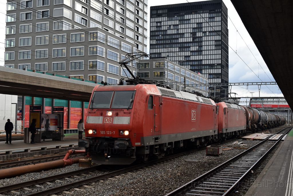 5230-0030-101218.jpg - DBAG 185.123-7 + 185.117-9 / Zürich-Altstetten 10.12.2018