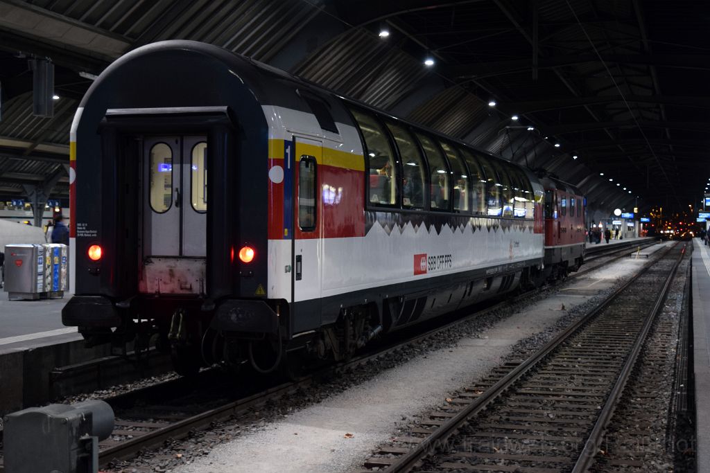 5233-0017-111218.jpg - SBB-CFF Re 4/4" 11124 (Re 420.124-0) + Apm 104 / Zürich HB 11.12.2018