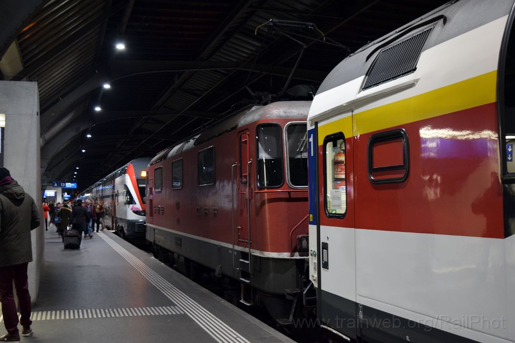 5233-0021-111218.jpg - SBB-CFF Re 4/4" 11124 (Re 420.124-0) + RABe 511.122 / Zürich HB 11.12.2018
