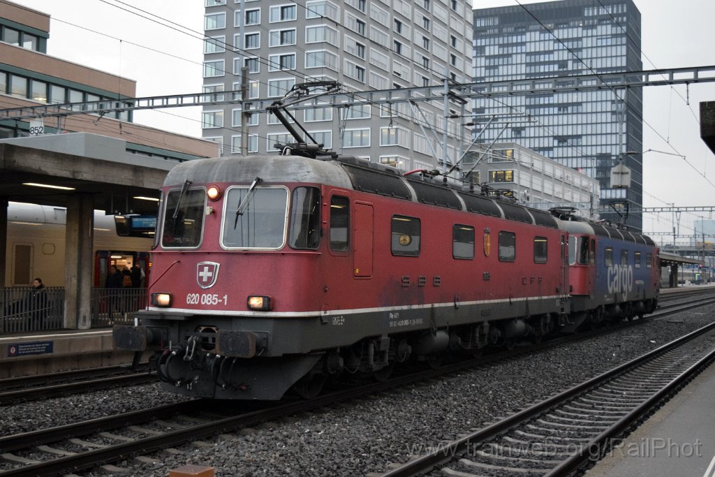 8952-0017-020224.jpg - SBB-CFF Re 6/6 11685 "Sulgen" + Re 620.063-8 "Eglisau" / Zürich-Altstetten 2.2.2024