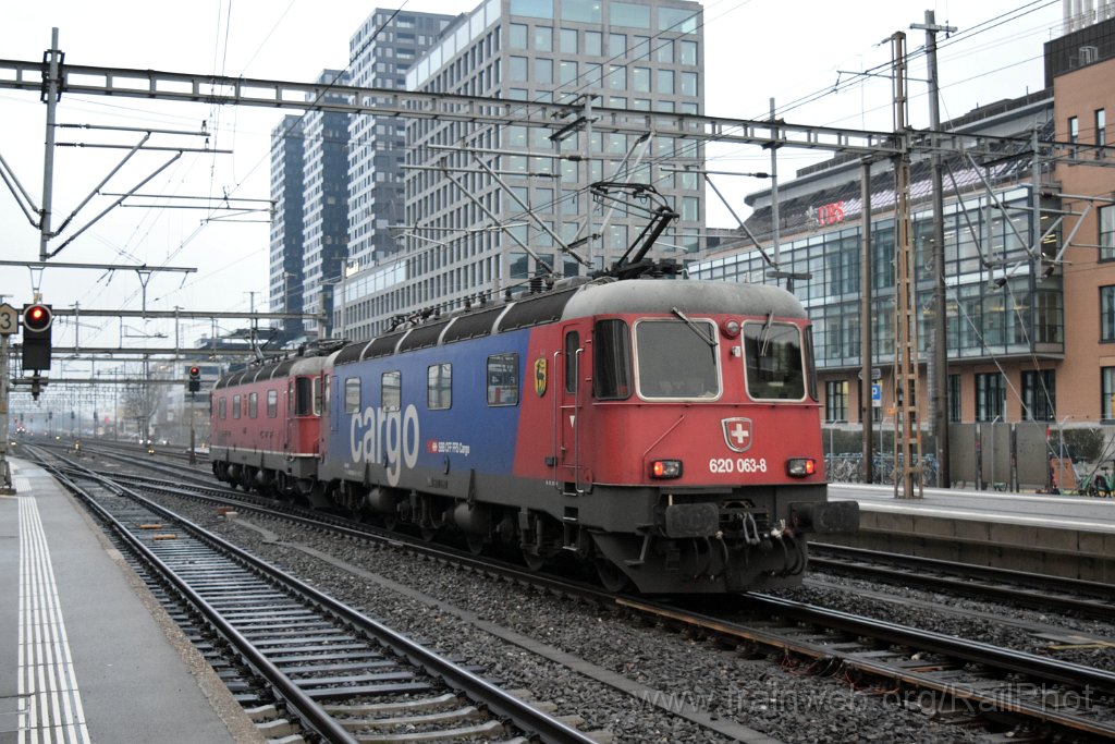 8952-0020-020224.jpg - SBB-CFF Re 6/6 11685 "Sulgen" + Re 620.063-8 "Eglisau" / Zürich-Altstetten 2.2.2024