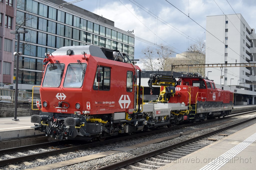 8997-0047-150324.jpg - SBB-CFF Aem 940.052-4 + Tm 234.429-9 / Zürich-Altstetten 15.3.2024