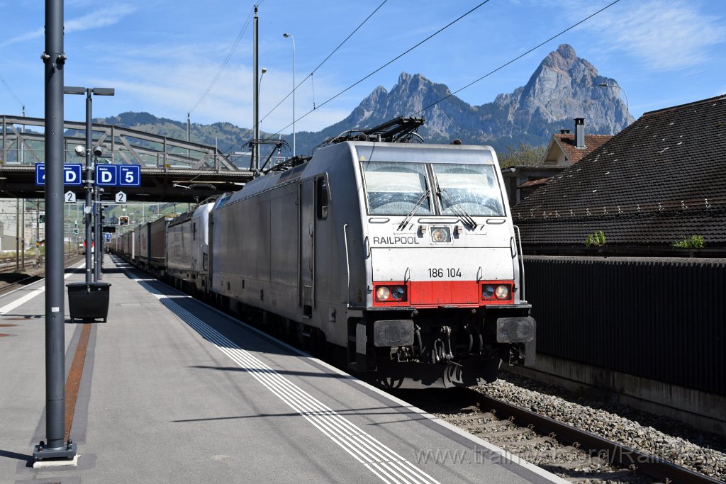 9043-0029-140424.jpg - RailPool 186.104-6 + ATLU 193.597-2 "I do the job of 40 trucks" / Brunnen 14.4.2024