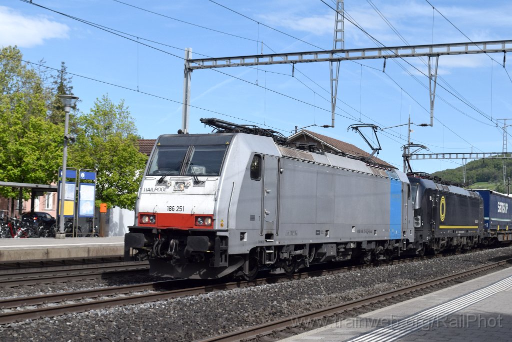 9072-0039-270424.jpg - RailPool 186.251-5 + Beacon 193.664 / Sissach 27.4.2024