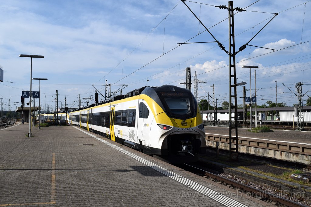 9089-0033-010524.jpg - DBAG 463.009-1 + 463.518-1 / Basel Badische Bahnhof 1.5.2024