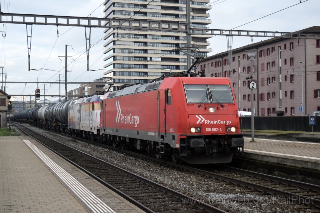 9494-0013-041224.jpg - RHC 185.582-4 + 185.589-9 "Luther" / Pratteln 4.12.2024