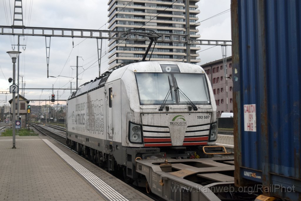 9495-0036-041224.jpg - TXL 193.597-2 "I do the job of 40 trucks" / Pratteln 4.12.2024