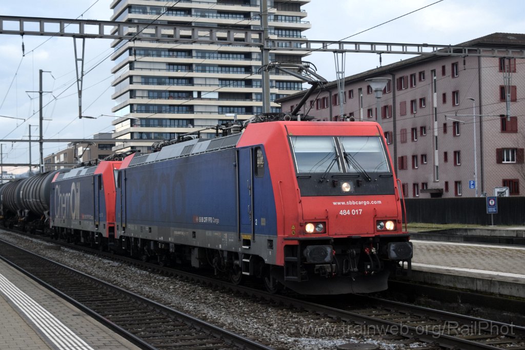 9495-0048-041224.jpg - SBB-CFF Re 484.017-9 + Re 484.014-6 "ChemOil" / Pratteln 4.12.2024