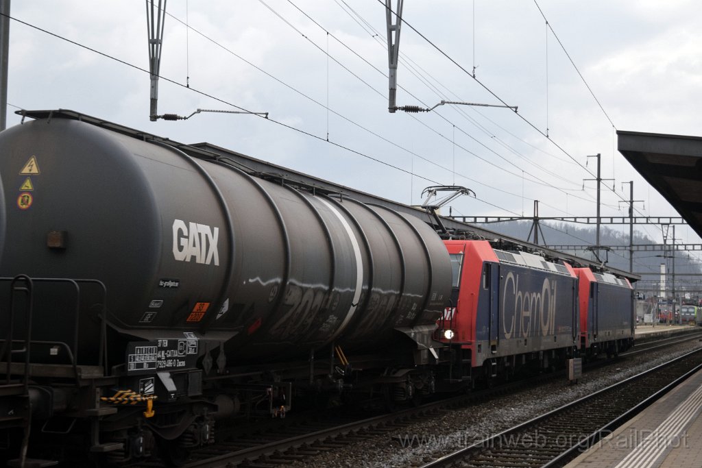 9496-0008-041224.jpg - SBB-CFF Re 484.017-9 + Re 484.014-6 "ChemOil" / Pratteln 4.12.2024