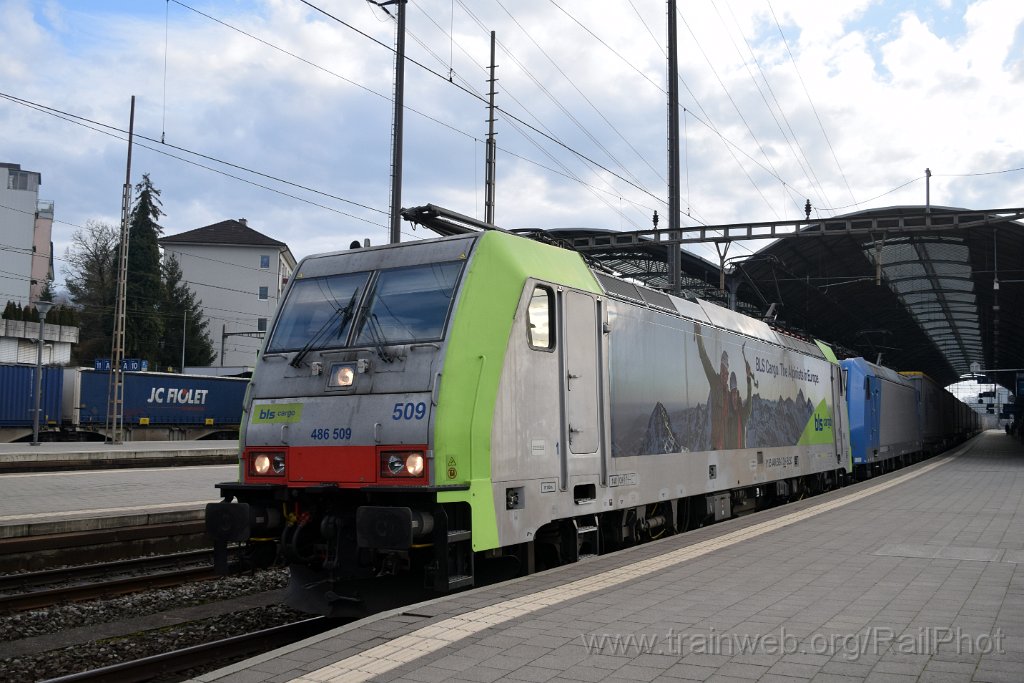 9522-0028-181224.jpg - BLS Re 486.509-3 + ATLU 185.525-3 / Olten 18.12.2024
