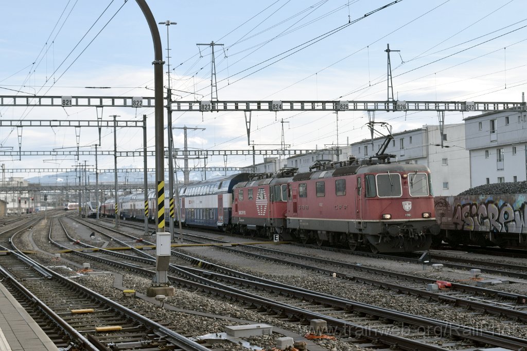 9532-0050-060125.jpg - SBB-CFF Re 4/4" 11302 + Re 420.203-2 / Rapperswil 6.1.2025