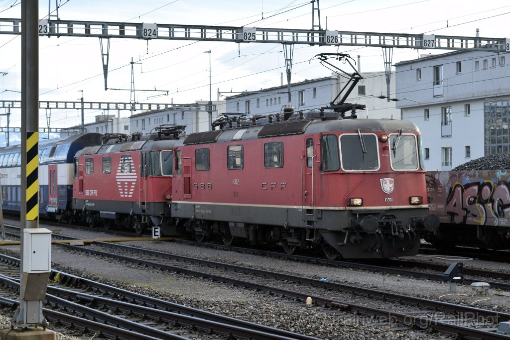 9533-0002-060125.jpg - SBB-CFF Re 4/4" 11302 + Re 420.203-2 / Rapperswil 6.1.2025