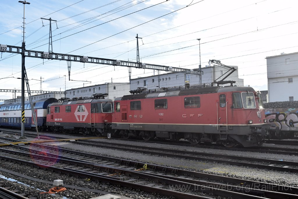 9533-0014-060125.jpg - SBB-CFF Re 4/4" 11302 + Re 420.203-2 / Rapperswil 6.1.2025
