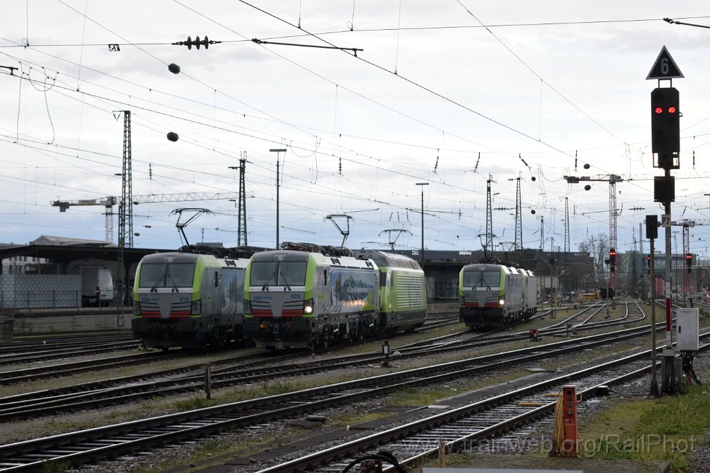 9534-0016-060125.jpg - BLS Re 475.418-0 + Re 475.426-3 + Re 475.404-0 / Basel Badische Bahnhof 6.1.2025