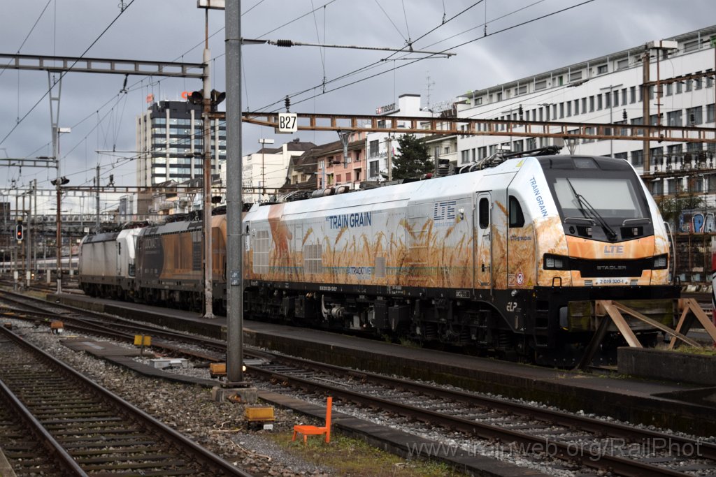 9535-0009-060125.jpg - ELP 2019.320 "Traingrain" + ELL 193.299 "Locmasta" + 193.515 / Basel 6.1.2025