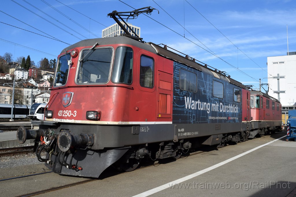 9550-0040-250125.jpg - SBB-CFF Re 420.250-3 "Wartung mit Durchblick" + Re 4/4" 11295 / St.Gallen HB 25.1.2025