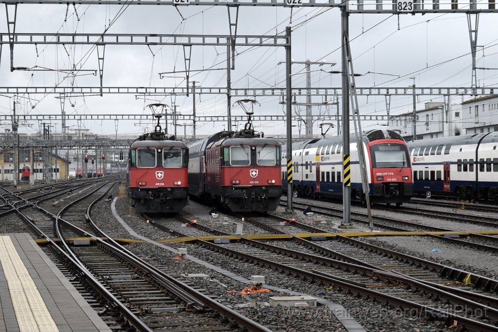 9600-0037-160325.jpg - SBB-CFF Re 420.230-5 + Re 420.208-1 + RABe 514.053 "Elsau" / Rapperswil 16.3.2025
