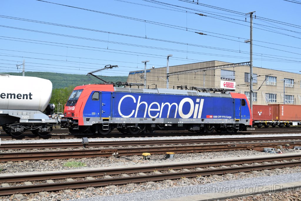 9701-0006-020525.jpg - SBB-CFF Re 484.014-6 "ChemOil" / Aarau (Torfeld) 2.5.2025