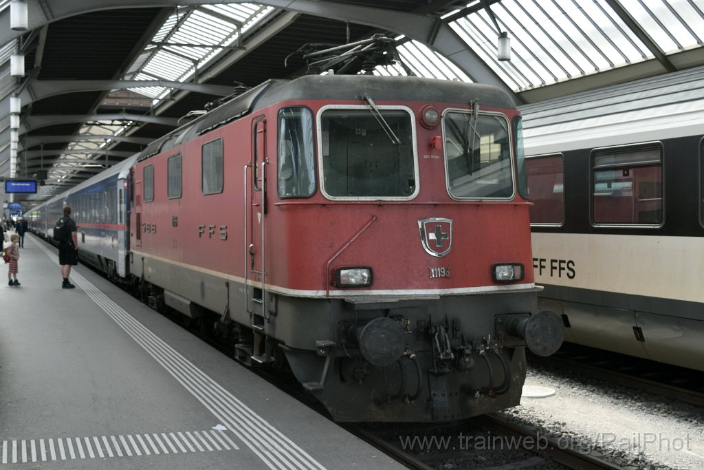 9708-0012-040525.jpg - SBB-CFF Re 4/4" 11196 / Zürich HB 4.5.2025
